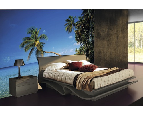 Modernes Schlafzimmer mit Bett, Nachttischlampe und Fototapete mit Palmenmotiv