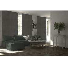 Salon avec canapé, rideaux, table et décoration