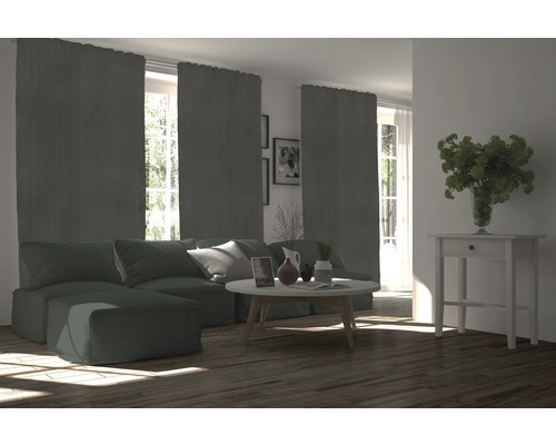 Salon avec canapé, rideaux, table et décoration