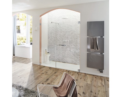 Helles Badezimmer mit Dusche, Handtuchwärmer, Sessel und Holzboden