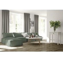 Salon avec canapé, rideaux et table