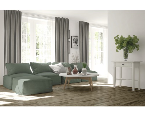 Salon avec canapé, rideaux et table