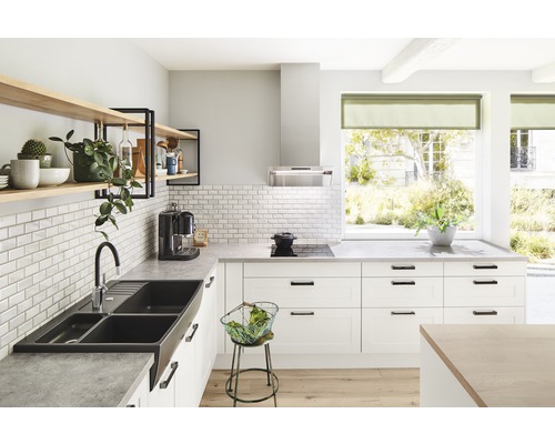 Helle Küche mit Spüle, Armatur, Regalen und Küchengeräten.