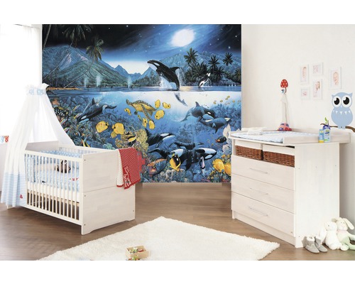 Chambre d''enfant avec lit à barreaux, table à langer et papier peint photo sur le thème de la mer