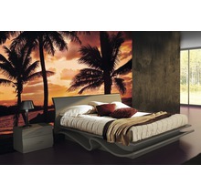 Chambre à coucher avec lit double, table de chevet et papier peint photo avec motif de palmiers