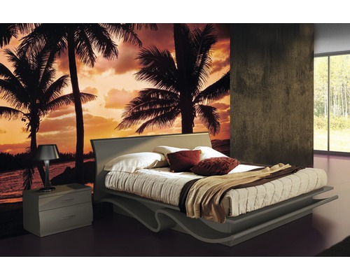 Chambre à coucher avec lit double, table de chevet et papier peint photo avec motif de palmiers