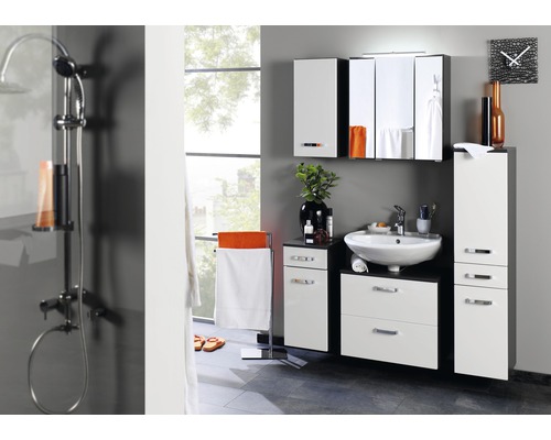 Badezimmer mit Duscharmatur, Waschtisch, Spiegelschrank und Hochschrank für ein modernes Ambiente