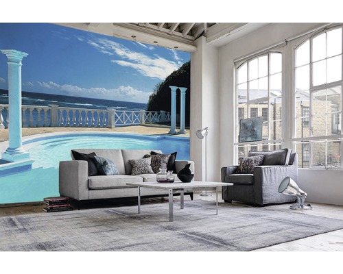 Wohnzimmer mit Fototapete einer Poollandschaft