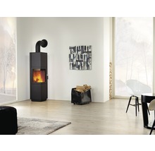 Wohnzimmer mit Kaminofen, Brennholzkorb und Holzlagerung