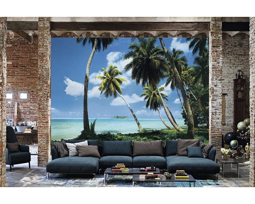 Salon avec papier peint photo avec motif de palmiers, canapé et mur de briques