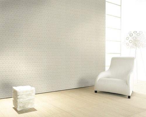 Intérieur lumineux avec papier peint à motifs, fauteuil et éclairage décoratif