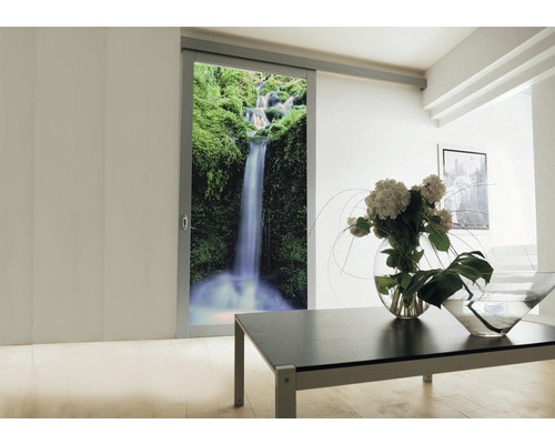 Porte coulissante avec motif de cascade dans un espace de vie