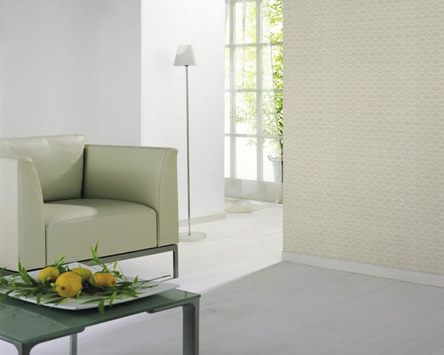 Salon lumineux avec fauteuil, lampadaire et papier peint à motifs