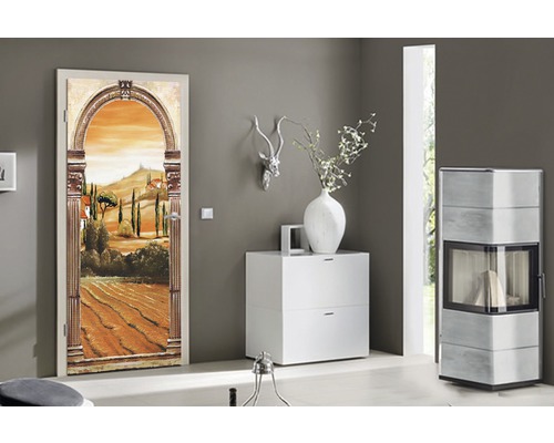 Dekorative Tür mit Landschaftsmotiv in einem Wohnraum.