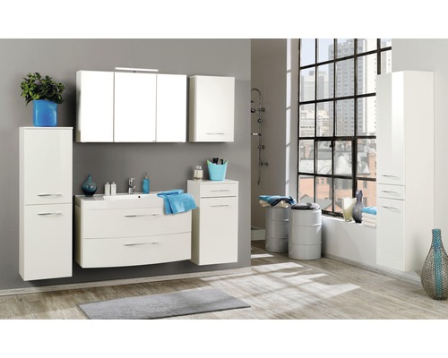 Salle de bains avec lavabo, meuble sous-vasque, armoire de toilette et armoires hautes au design moderne