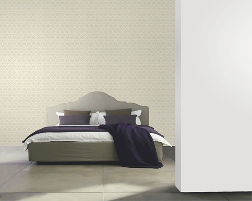 Chambre avec papier peint à motifs, lit et textiles