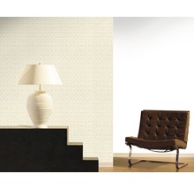 Vue d''une pièce avec papier peint à motifs, lampe et fauteuil