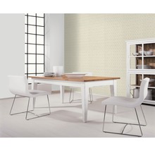 Salle à manger lumineuse avec table, chaises et vaisselier