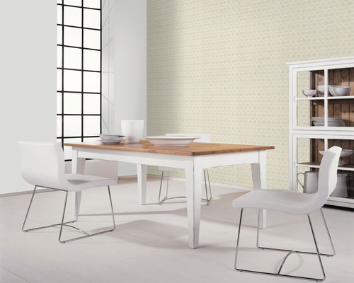 Salle à manger lumineuse avec table, chaises et vaisselier