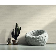 Salon avec papier peint à motifs, fauteuil et décoration