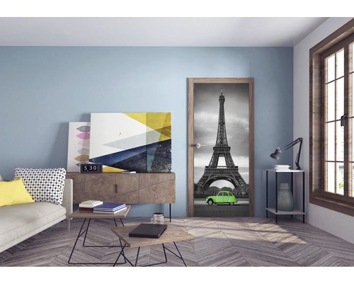 Wohnzimmer mit Türposter Eiffelturm, Sofa, Tisch und Kommode