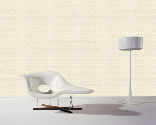 Vue d''une pièce avec du papier peint structuré, un fauteuil blanc et un lampadaire