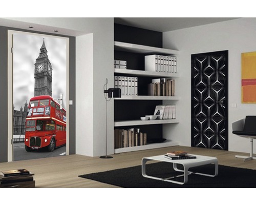 Salon avec poster de porte Londres, étagère et porte à motif géométrique