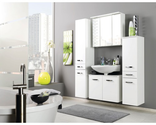 Salle de bains avec lavabo, armoire de toilette et armoire haute en blanc