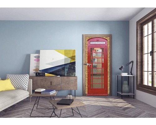 Séjour avec affiche de porte représentant une cabine téléphonique rouge