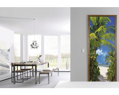 Heller Raum mit Esstisch und Türposter mit Strandmotiv