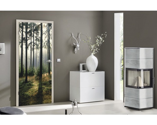 Porte décorative avec motif de forêt dans un salon moderne