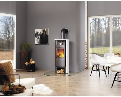 Wohnzimmer mit Kaminofen, Sitzmöbeln und Dekoration in hellem und modernem Design