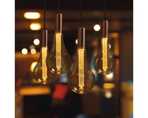 Vier hängende Edison Glühbirnen mit Tropfenform für stimmungsvolle Beleuchtung