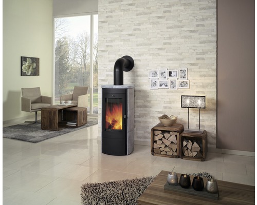 Wohnzimmer mit Kaminofen, Sesseln, Couchtisch und Dekoration