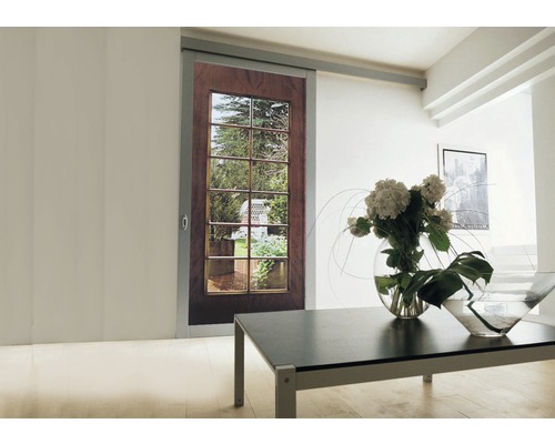 Pièce lumineuse avec porte coulissante et vue sur le jardin