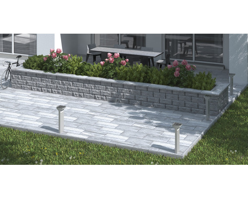 Aménagement d''une terrasse avec des pavés, un mur de soutènement avec des plantations et des lampes solaires