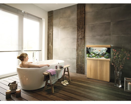 Badezimmer mit freistehender Badewanne, Holzboden und Aquarium