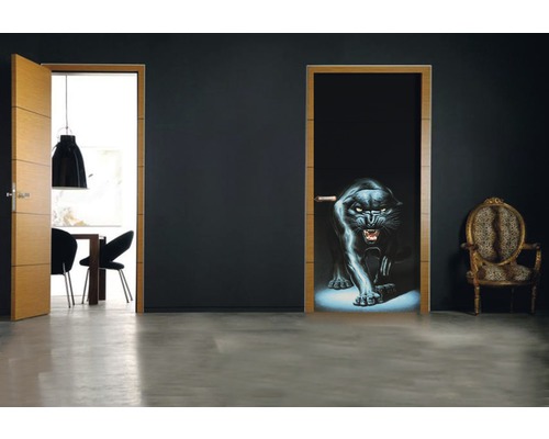 Deux portes intérieures dans une pièce, dont une avec un motif de panthère.