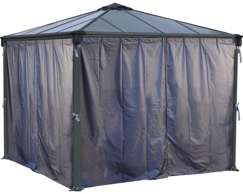 Pavillon avec rideaux fermés pour plus de protection et d''intimité.