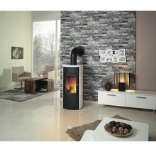 Wohnzimmer mit Kaminofen, Sesseln und Sideboard für ein gemütliches Ambiente