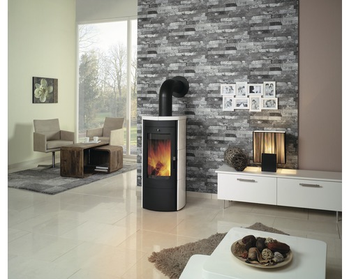 Wohnzimmer mit Kaminofen, Sesseln und Sideboard für ein gemütliches Ambiente