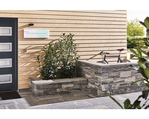 Extérieur d''un bâtiment avec des pavés, un mur en bois et une porte