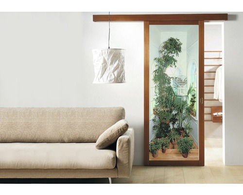 Salon avec canapé, lampe et porte coulissante avec motif végétal