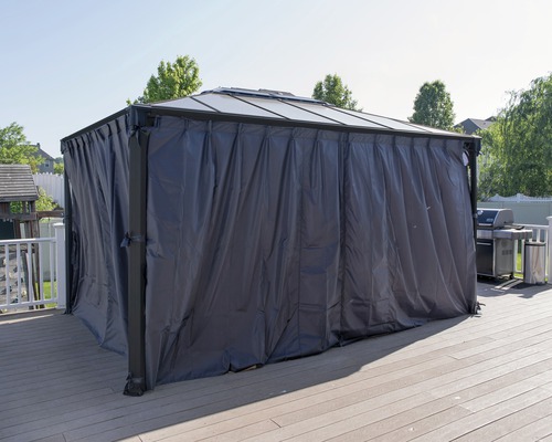Vorhänge Set Palram – Canopia Pavillon Martinique 4300 Geschlossener Pavillon mit Vorhängen auf einer Terrasse