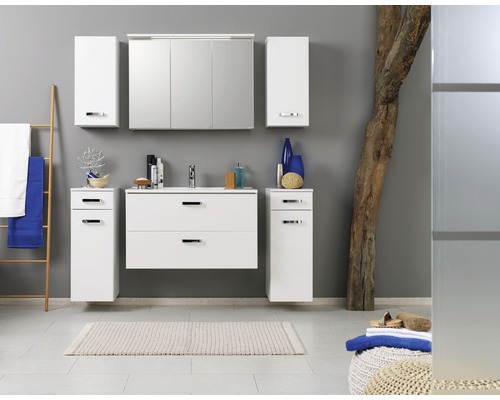 Salle de bains moderne avec meuble-lavabo, armoire de toilette et armoires hautes