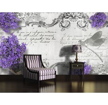 Intérieur décoratif avec fauteuil, table d''appoint et revêtement mural à motif de lavande pour une pièce élégante.