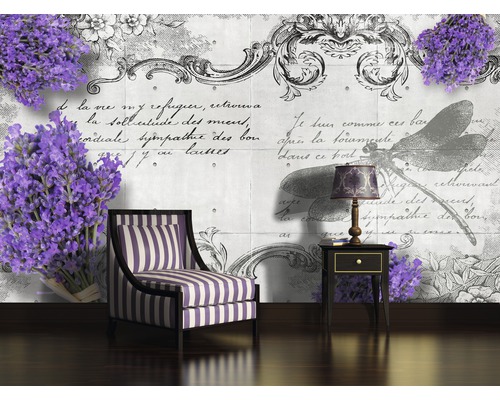 Intérieur décoratif avec fauteuil, table d''appoint et revêtement mural à motif de lavande pour une pièce élégante.