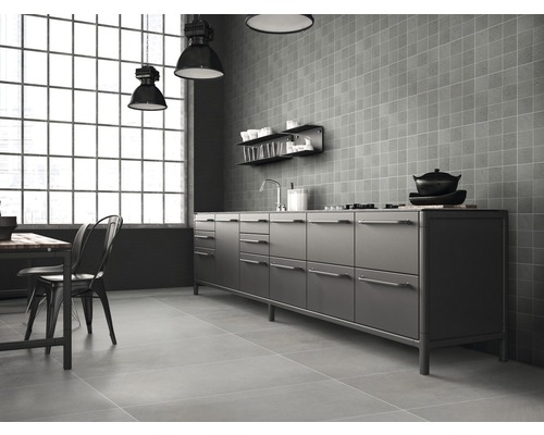 Helle Küche im Industriedesign mit Küchenzeile, quadratischen Wandfliesen und Esstisch