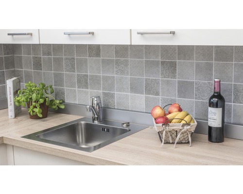 Küchenspüle mit Armatur auf einer Küchentheke mit Fliesenrückwand