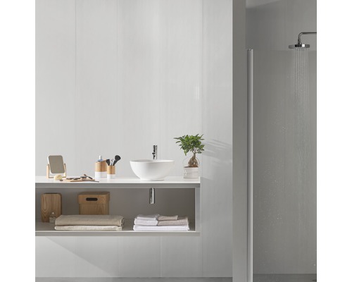 Badezimmer mit Waschbecken, Handtüchern und Dusche für ein helles und organisiertes Ambiente.